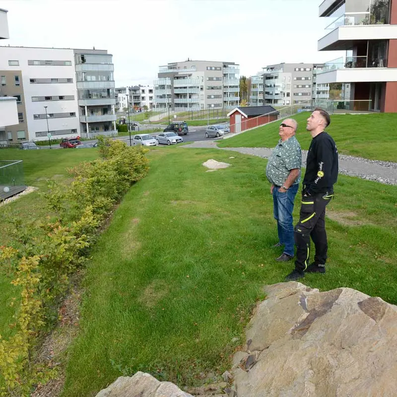 Hans Pedersen og Jovan Japundzic ser på bygningene i Sole Allé 63-65